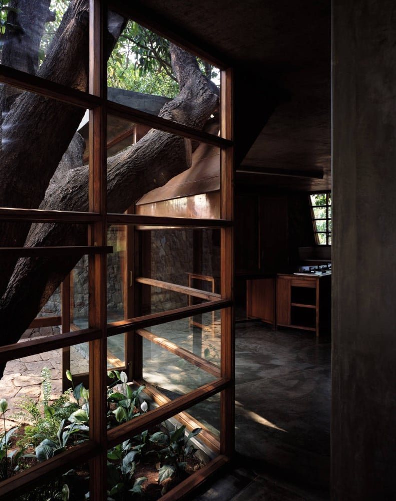 Imagen 16 · Estructura de madera junto a una abertura