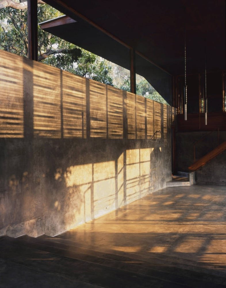 Imagen 03 · Luz y sombras junto a una celosía