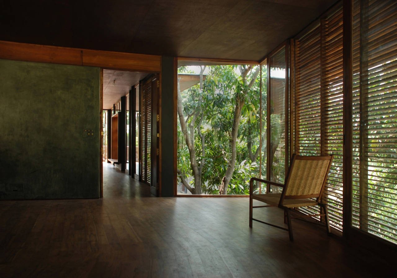 Imagen 11 · Interior con mesa y celosía