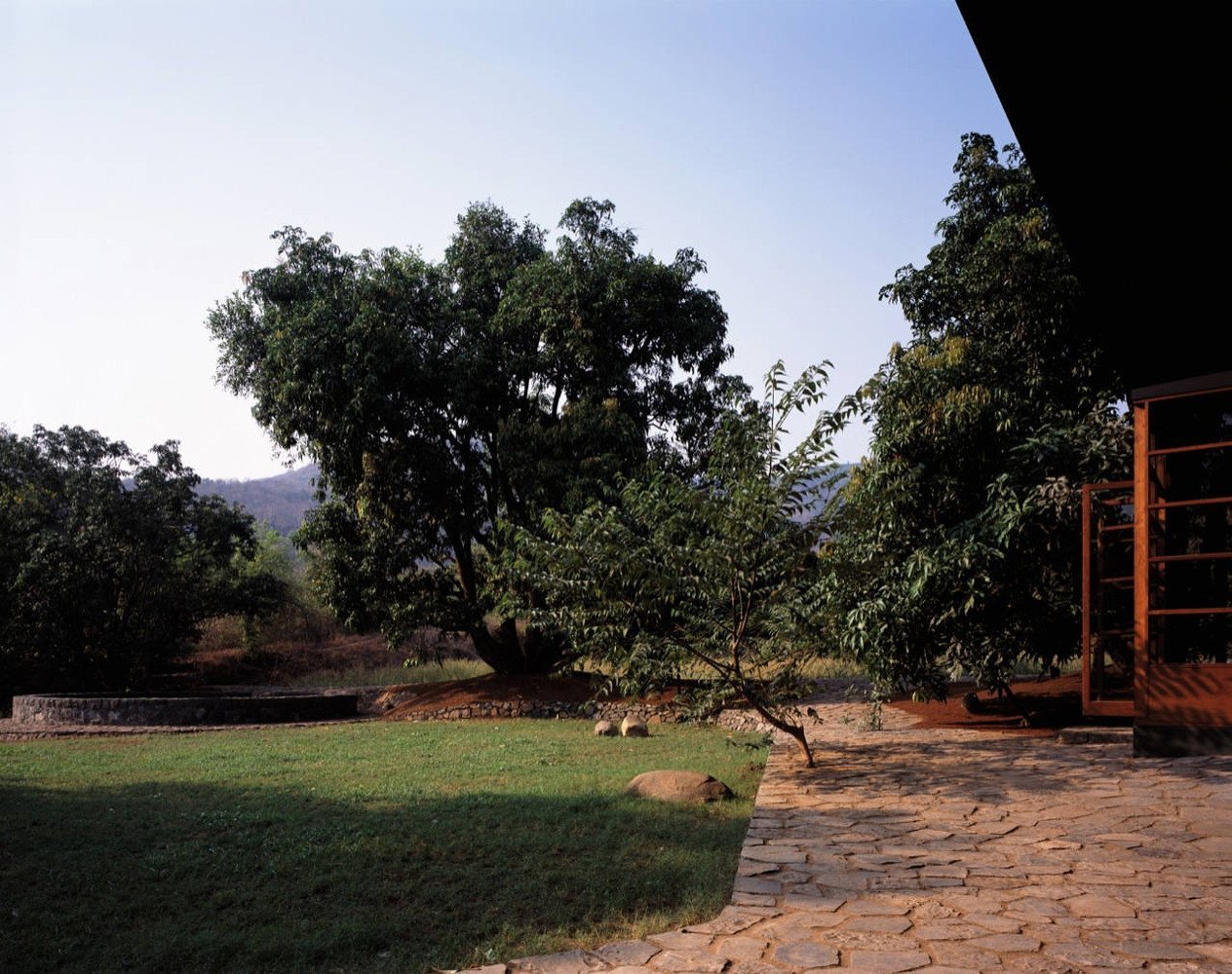 Imagen 19 · Recorrido junto al jardín y un volumen de madera