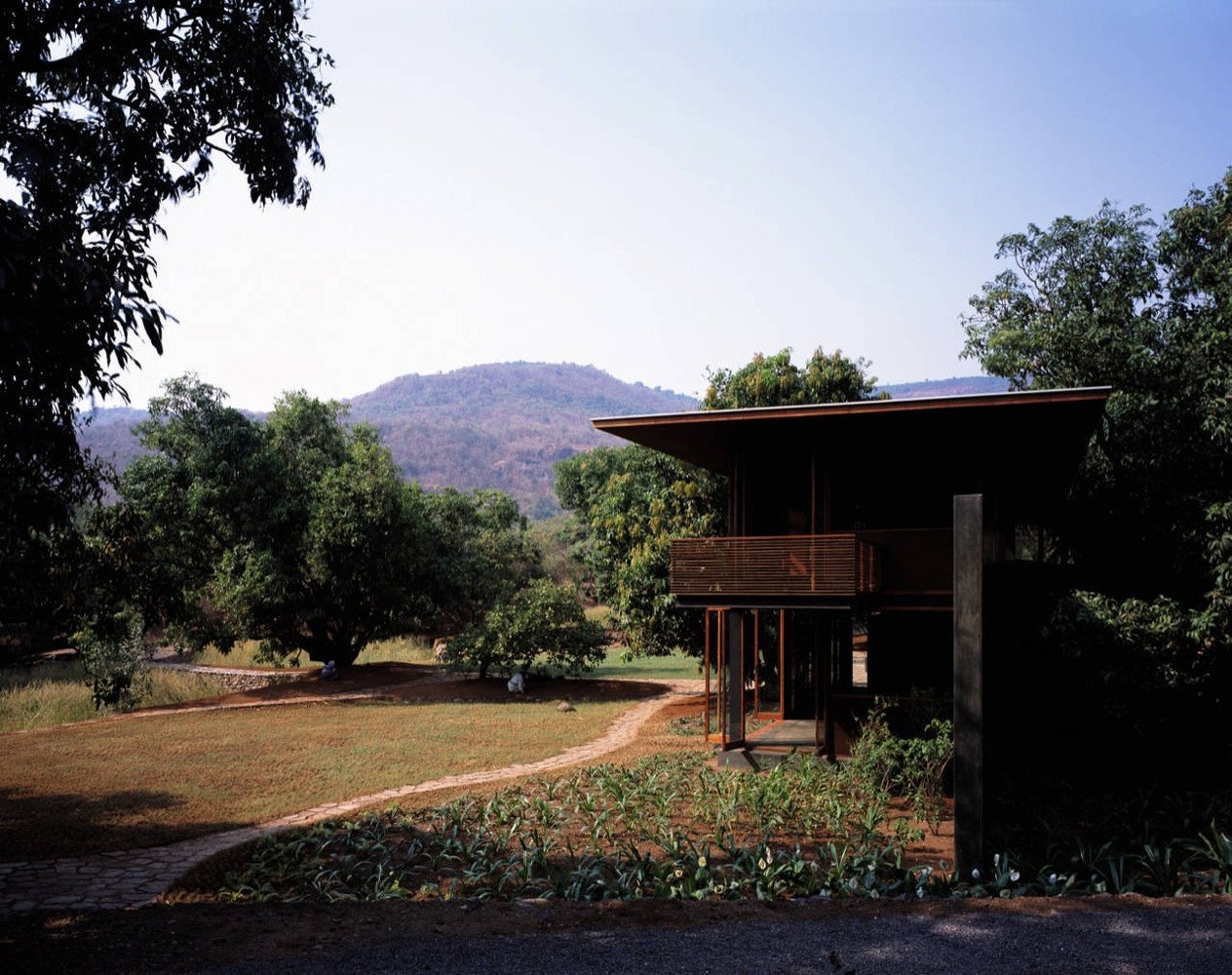 Imagen 21 · Jardín, borde de piedra y edificio